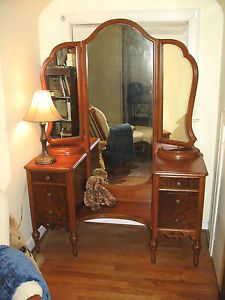 Beautiful Walnut Art Deco Dressing Table Vanity with Triple Mirrors RARE