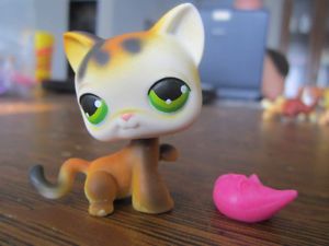Littlest Pet Shop LPS Calico Tabby Cat 27 Green Eyes w Pink Toy Mouse