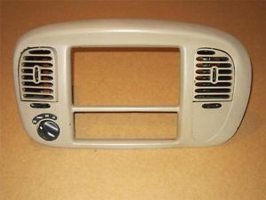 98 Ford Expedition Radio