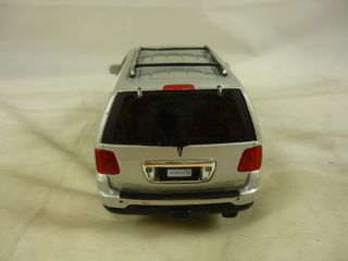 Welly Lincoln Navigator Die Cast Metal Toy Car