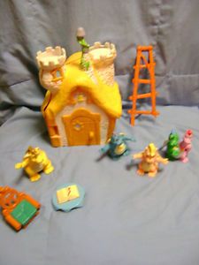 Dragon Tales School House with Chair Quetzal Ord Cassie Zak Wheezie