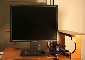 Samsung SyncMaster 204T 20 1" LCD Monitor Display with Stand 20