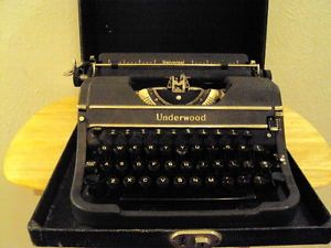 A Vintage Underwood Universal Portable Typewriter w Carrying Case Model J