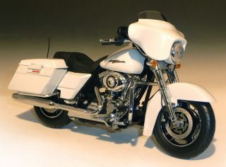 2011 Harley Davidson FLHX Street Glide Diecast Motorcycle 1 12 White Denim